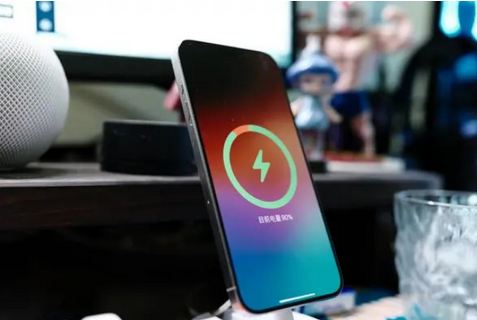 竹根滩镇苹果15换屏服务分享用什么充电器给iPhone15充电更好 